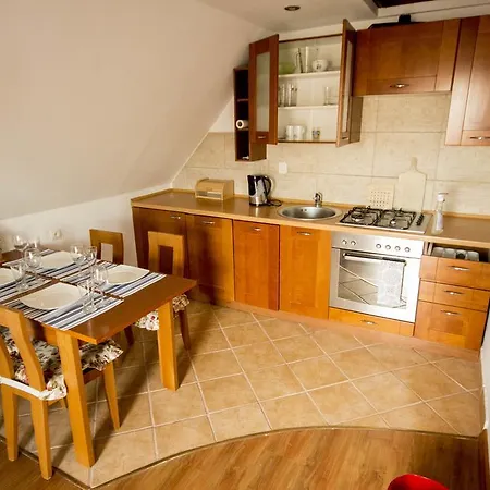 - Z Tarasem Przy Kanale Portowym - Widok Na Statki