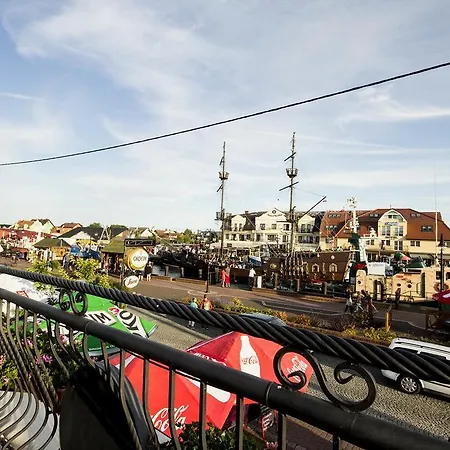 - Z Tarasem Przy Kanale Portowym - Widok Na Statki Łeba