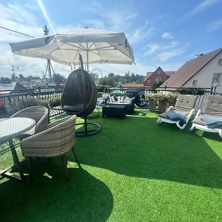 - Z Tarasem Przy Kanale Portowym - Widok Na Statki Łeba