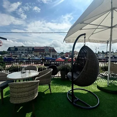 - Z Tarasem Przy Kanale Portowym - Widok Na Statki * Łeba