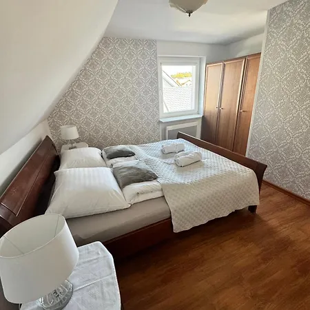 - Z Tarasem Przy Kanale Portowym - Widok Na Statki Łeba