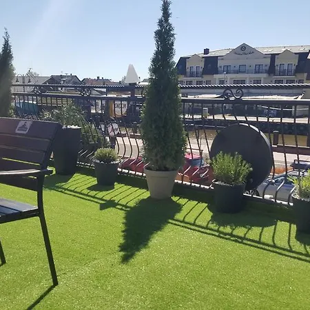 - Z Tarasem Przy Kanale Portowym - Widok Na Statki וובה