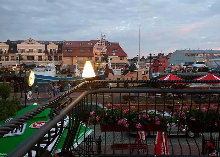 - Z Tarasem Przy Kanale Portowym - Widok Na Statki * Leba