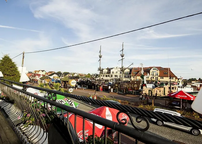 - Z Tarasem Przy Kanale Portowym - Widok Na Statki Leba