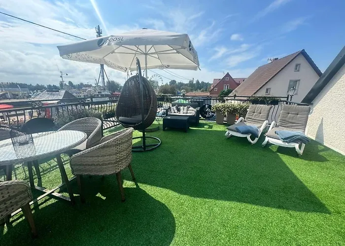 - Z Tarasem Przy Kanale Portowym - Widok Na Statki Leba