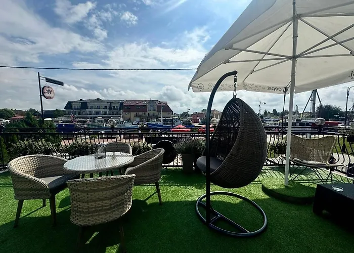 - Z Tarasem Przy Kanale Portowym - Widok Na Statki * Leba