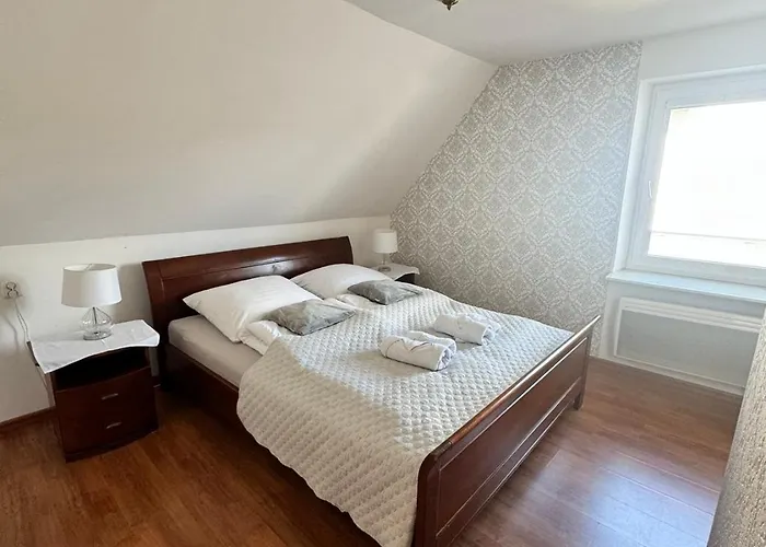 - Z Tarasem Przy Kanale Portowym - Widok Na Statki * Leba