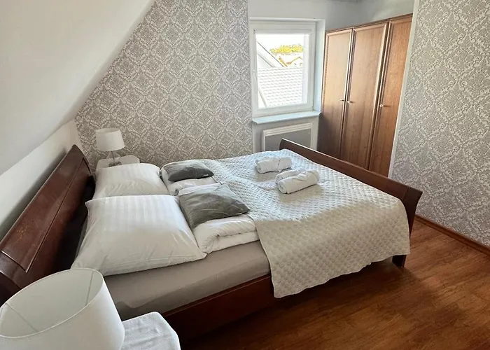 - Z Tarasem Przy Kanale Portowym - Widok Na Statki Leba