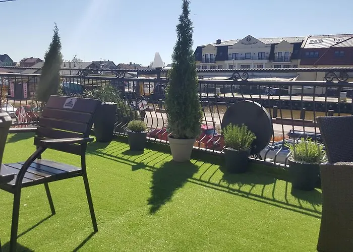 - Z Tarasem Przy Kanale Portowym - Widok Na Statki Leba